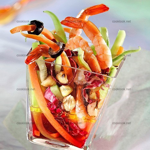 Salade aux légumes croquants et aux crevettes