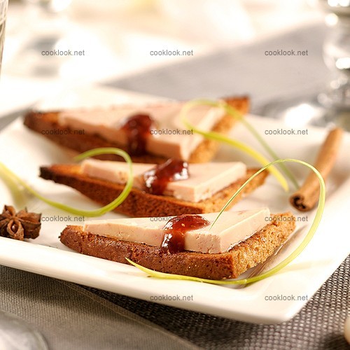Pain d'épices et son foie gras au confit de figues