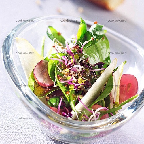 Salade fruitée aux graines germées